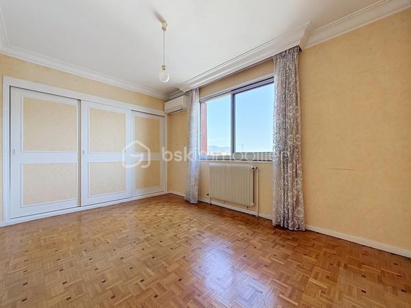 GRENOBLE (1 rue Eugène Varlin): Idéal famille ou Investisseurs !

Venez découvrir cet appartement de type T5 (transformé en T4) à rafraîchir, idéalement situé au 6ème et DERNIER ÉTAGE (avec ascenseur) et idéalement situé, proche de toute les commodités (commerces, écoles et transports en commun).

Il se compose ainsi:
- Hall d'entrée
- Cuisine indépendante avec accès sur une loggia
- Salon/séjour lumineux avec accès balcon
- 3 chambres spacieuses (dont 2 avec placard)
- Salle de bain

Cave au sous sol.

Possibilité d'acquérir un GARAGE en sus (18 000€).

LES ATOUTS:
- Dernier étage
- Chaudière individuelle gaz
- Climatisation
- Menuiseries en aluminium, double vitrage

Charges:1760€/an (entretien des communs, eau froide)

À visiter sans tarder!