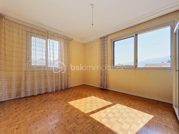 GRENOBLE (1 rue Eugène Varlin): Idéal famille ou Investisseurs !

Venez découvrir cet appartement de type T5 (transformé en T4) à rafraîchir, idéalement situé au 6ème et DERNIER ÉTAGE (avec ascenseur) et idéalement situé, proche de toute les commodités (commerces, écoles et transports en commun).

Il se compose ainsi:
- Hall d'entrée
- Cuisine indépendante avec accès sur une loggia
- Salon/séjour lumineux avec accès balcon
- 3 chambres spacieuses (dont 2 avec placard)
- Salle de bain

Cave au sous sol.

Possibilité d'acquérir un GARAGE en sus (18 000€).

LES ATOUTS:
- Dernier étage
- Chaudière individuelle gaz
- Climatisation
- Menuiseries en aluminium, double vitrage

Charges:1760€/an (entretien des communs, eau froide)

À visiter sans tarder!