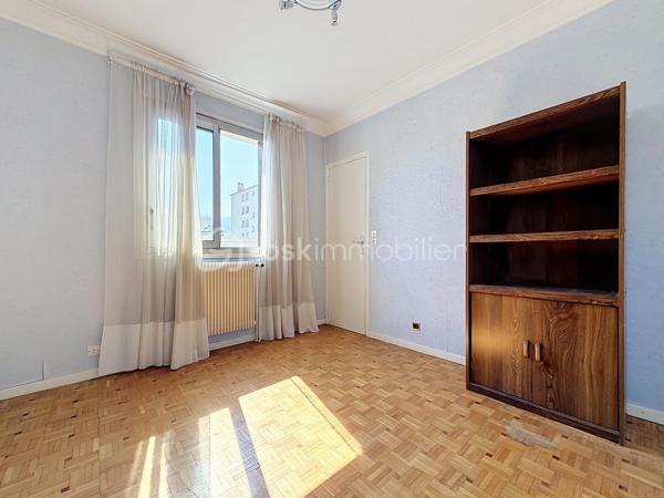 GRENOBLE (1 rue Eugène Varlin): Idéal famille ou Investisseurs !

Venez découvrir cet appartement de type T5 (transformé en T4) à rafraîchir, idéalement situé au 6ème et DERNIER ÉTAGE (avec ascenseur) et idéalement situé, proche de toute les commodités (commerces, écoles et transports en commun).

Il se compose ainsi:
- Hall d'entrée
- Cuisine indépendante avec accès sur une loggia
- Salon/séjour lumineux avec accès balcon
- 3 chambres spacieuses (dont 2 avec placard)
- Salle de bain

Cave au sous sol.

Possibilité d'acquérir un GARAGE en sus (18 000€).

LES ATOUTS:
- Dernier étage
- Chaudière individuelle gaz
- Climatisation
- Menuiseries en aluminium, double vitrage

Charges:1760€/an (entretien des communs, eau froide)

À visiter sans tarder!