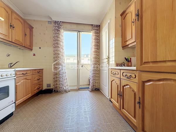 GRENOBLE (1 rue Eugène Varlin): Idéal famille ou Investisseurs !

Venez découvrir cet appartement de type T5 (transformé en T4) à rafraîchir, idéalement situé au 6ème et DERNIER ÉTAGE (avec ascenseur) et idéalement situé, proche de toute les commodités (commerces, écoles et transports en commun).

Il se compose ainsi:
- Hall d'entrée
- Cuisine indépendante avec accès sur une loggia
- Salon/séjour lumineux avec accès balcon
- 3 chambres spacieuses (dont 2 avec placard)
- Salle de bain

Cave au sous sol.

Possibilité d'acquérir un GARAGE en sus (18 000€).

LES ATOUTS:
- Dernier étage
- Chaudière individuelle gaz
- Climatisation
- Menuiseries en aluminium, double vitrage

Charges:1760€/an (entretien des communs, eau froide)

À visiter sans tarder!