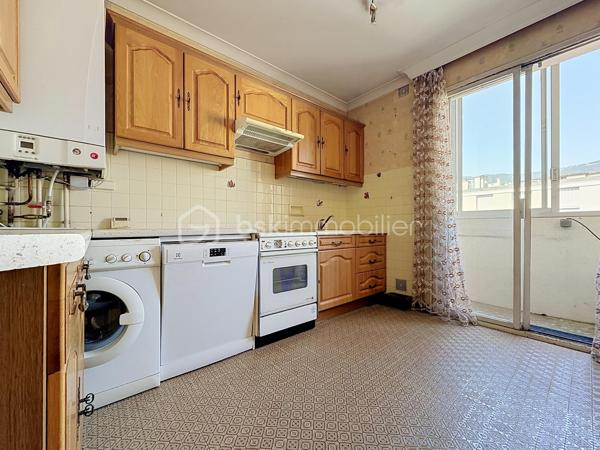 GRENOBLE (1 rue Eugène Varlin): Idéal famille ou Investisseurs !

Venez découvrir cet appartement de type T5 (transformé en T4) à rafraîchir, idéalement situé au 6ème et DERNIER ÉTAGE (avec ascenseur) et idéalement situé, proche de toute les commodités (commerces, écoles et transports en commun).

Il se compose ainsi:
- Hall d'entrée
- Cuisine indépendante avec accès sur une loggia
- Salon/séjour lumineux avec accès balcon
- 3 chambres spacieuses (dont 2 avec placard)
- Salle de bain

Cave au sous sol.

Possibilité d'acquérir un GARAGE en sus (18 000€).

LES ATOUTS:
- Dernier étage
- Chaudière individuelle gaz
- Climatisation
- Menuiseries en aluminium, double vitrage

Charges:1760€/an (entretien des communs, eau froide)

À visiter sans tarder!