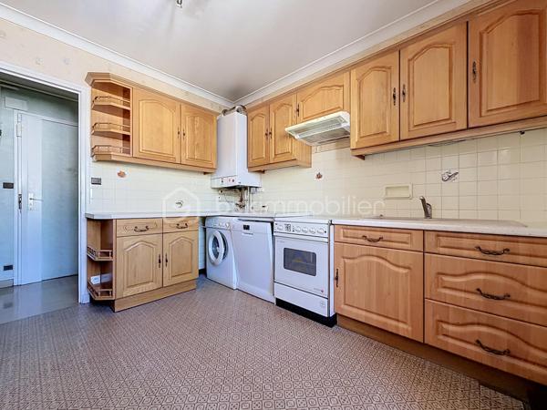 GRENOBLE (1 rue Eugène Varlin): Idéal famille ou Investisseurs !

Venez découvrir cet appartement de type T5 (transformé en T4) à rafraîchir, idéalement situé au 6ème et DERNIER ÉTAGE (avec ascenseur) et idéalement situé, proche de toute les commodités (commerces, écoles et transports en commun).

Il se compose ainsi:
- Hall d'entrée
- Cuisine indépendante avec accès sur une loggia
- Salon/séjour lumineux avec accès balcon
- 3 chambres spacieuses (dont 2 avec placard)
- Salle de bain

Cave au sous sol.

Possibilité d'acquérir un GARAGE en sus (18 000€).

LES ATOUTS:
- Dernier étage
- Chaudière individuelle gaz
- Climatisation
- Menuiseries en aluminium, double vitrage

Charges:1760€/an (entretien des communs, eau froide)

À visiter sans tarder!