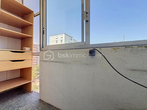 GRENOBLE (1 rue Eugène Varlin): Idéal famille ou Investisseurs !

Venez découvrir cet appartement de type T5 (transformé en T4) à rafraîchir, idéalement situé au 6ème et DERNIER ÉTAGE (avec ascenseur) et idéalement situé, proche de toute les commodités (commerces, écoles et transports en commun).

Il se compose ainsi:
- Hall d'entrée
- Cuisine indépendante avec accès sur une loggia
- Salon/séjour lumineux avec accès balcon
- 3 chambres spacieuses (dont 2 avec placard)
- Salle de bain

Cave au sous sol.

Possibilité d'acquérir un GARAGE en sus (18 000€).

LES ATOUTS:
- Dernier étage
- Chaudière individuelle gaz
- Climatisation
- Menuiseries en aluminium, double vitrage

Charges:1760€/an (entretien des communs, eau froide)

À visiter sans tarder!