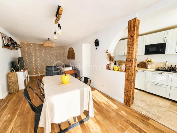 AIX-EN-PROVENCE – Entre Venelles et Puyricard, dans un environnement campagne particulièrement paisible, découvrez ce magnifique appartement de plain-pied 
entièrement rénové en 2023, niché au sein d’une petite copropriété confidentielle de seulement cinq logements bénéficiant d’une piscine.
Dès les premiers instants, l’atmosphère chaleureuse et les prestations soignées séduisent immédiatement. 
La pièce de vie, baignée de lumière et habillée d’un élégant parquet massif, accueille un espace salon - salle à manger convivial. La cuisine semi-ouverte, aménagée et équipée avec goût, s’intègre parfaitement à l’ensemble.
L’espace nuit se compose d’une belle chambre climatisée d’environ 15 m², agrémentée d’un revêtement en jonc de mer apportant une touche naturelle et raffinée. Un dressing ainsi qu’un espace supplémentaire pouvant faire office de bureau viennent compléter cet espace particulièrement confortable.
La salle d’eau, réalisée avec de superbes finitions en travertin, offre une ambiance à la fois élégante et contemporaine. Un WC indépendant complète l’ensemble.
À l’extérieur, un agréable jardin intimiste, soigneusement arboré et préservé des regards, permet de profiter pleinement des beaux jours. Un abri bois apporte une solution de rangement pratique, tandis qu’une dépendance indépendante d’environ 13 m² laisse libre cours à différents projets : atelier, pièce dédiée aux loisirs.
Deux places de stationnement privatives accompagnent ce bien aux prestations de qualité.
Ses atouts :
• Rénovation complète réalisée en 2023
• Aucun travaux à prévoir
• Climatisation
• Chauffe-eau thermodynamique
• Faibles charges de copropriété
• Piscine commune
• Excellente performance énergétique avec un DPE classé A
Un bien rare, mêlant charme, confort moderne et douceur de vivre, à seulement quelques minutes du centre historique d’Aix-en-Provence.