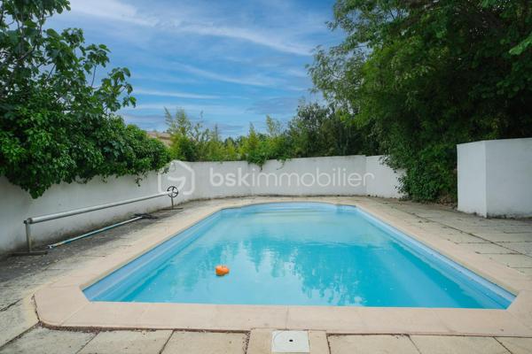 AIX-EN-PROVENCE – Entre Venelles et Puyricard, dans un environnement campagne particulièrement paisible, découvrez ce magnifique appartement de plain-pied 
entièrement rénové en 2023, niché au sein d’une petite copropriété confidentielle de seulement cinq logements bénéficiant d’une piscine.
Dès les premiers instants, l’atmosphère chaleureuse et les prestations soignées séduisent immédiatement. 
La pièce de vie, baignée de lumière et habillée d’un élégant parquet massif, accueille un espace salon - salle à manger convivial. La cuisine semi-ouverte, aménagée et équipée avec goût, s’intègre parfaitement à l’ensemble.
L’espace nuit se compose d’une belle chambre climatisée d’environ 15 m², agrémentée d’un revêtement en jonc de mer apportant une touche naturelle et raffinée. Un dressing ainsi qu’un espace supplémentaire pouvant faire office de bureau viennent compléter cet espace particulièrement confortable.
La salle d’eau, réalisée avec de superbes finitions en travertin, offre une ambiance à la fois élégante et contemporaine. Un WC indépendant complète l’ensemble.
À l’extérieur, un agréable jardin intimiste, soigneusement arboré et préservé des regards, permet de profiter pleinement des beaux jours. Un abri bois apporte une solution de rangement pratique, tandis qu’une dépendance indépendante d’environ 13 m² laisse libre cours à différents projets : atelier, pièce dédiée aux loisirs.
Deux places de stationnement privatives accompagnent ce bien aux prestations de qualité.
Ses atouts :
• Rénovation complète réalisée en 2023
• Aucun travaux à prévoir
• Climatisation
• Chauffe-eau thermodynamique
• Faibles charges de copropriété
• Piscine commune
• Excellente performance énergétique avec un DPE classé A
Un bien rare, mêlant charme, confort moderne et douceur de vivre, à seulement quelques minutes du centre historique d’Aix-en-Provence.
