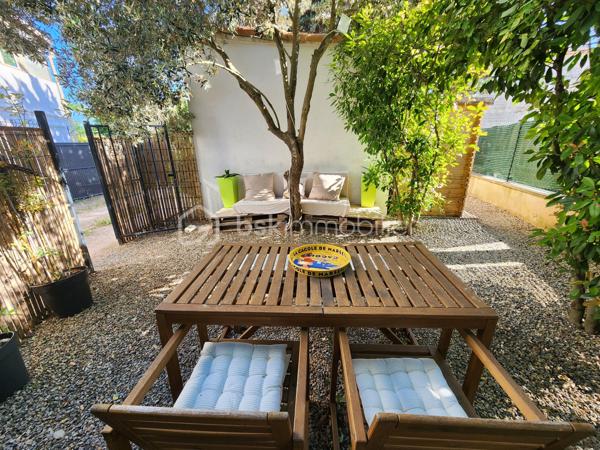 AIX-EN-PROVENCE – Entre Venelles et Puyricard, dans un environnement campagne particulièrement paisible, découvrez ce magnifique appartement de plain-pied 
entièrement rénové en 2023, niché au sein d’une petite copropriété confidentielle de seulement cinq logements bénéficiant d’une piscine.
Dès les premiers instants, l’atmosphère chaleureuse et les prestations soignées séduisent immédiatement. 
La pièce de vie, baignée de lumière et habillée d’un élégant parquet massif, accueille un espace salon - salle à manger convivial. La cuisine semi-ouverte, aménagée et équipée avec goût, s’intègre parfaitement à l’ensemble.
L’espace nuit se compose d’une belle chambre climatisée d’environ 15 m², agrémentée d’un revêtement en jonc de mer apportant une touche naturelle et raffinée. Un dressing ainsi qu’un espace supplémentaire pouvant faire office de bureau viennent compléter cet espace particulièrement confortable.
La salle d’eau, réalisée avec de superbes finitions en travertin, offre une ambiance à la fois élégante et contemporaine. Un WC indépendant complète l’ensemble.
À l’extérieur, un agréable jardin intimiste, soigneusement arboré et préservé des regards, permet de profiter pleinement des beaux jours. Un abri bois apporte une solution de rangement pratique, tandis qu’une dépendance indépendante d’environ 13 m² laisse libre cours à différents projets : atelier, pièce dédiée aux loisirs.
Deux places de stationnement privatives accompagnent ce bien aux prestations de qualité.
Ses atouts :
• Rénovation complète réalisée en 2023
• Aucun travaux à prévoir
• Climatisation
• Chauffe-eau thermodynamique
• Faibles charges de copropriété
• Piscine commune
• Excellente performance énergétique avec un DPE classé A
Un bien rare, mêlant charme, confort moderne et douceur de vivre, à seulement quelques minutes du centre historique d’Aix-en-Provence.