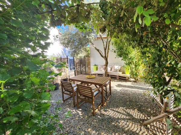 AIX-EN-PROVENCE – Entre Venelles et Puyricard, dans un environnement campagne particulièrement paisible, découvrez ce magnifique appartement de plain-pied 
entièrement rénové en 2023, niché au sein d’une petite copropriété confidentielle de seulement cinq logements bénéficiant d’une piscine.
Dès les premiers instants, l’atmosphère chaleureuse et les prestations soignées séduisent immédiatement. 
La pièce de vie, baignée de lumière et habillée d’un élégant parquet massif, accueille un espace salon - salle à manger convivial. La cuisine semi-ouverte, aménagée et équipée avec goût, s’intègre parfaitement à l’ensemble.
L’espace nuit se compose d’une belle chambre climatisée d’environ 15 m², agrémentée d’un revêtement en jonc de mer apportant une touche naturelle et raffinée. Un dressing ainsi qu’un espace supplémentaire pouvant faire office de bureau viennent compléter cet espace particulièrement confortable.
La salle d’eau, réalisée avec de superbes finitions en travertin, offre une ambiance à la fois élégante et contemporaine. Un WC indépendant complète l’ensemble.
À l’extérieur, un agréable jardin intimiste, soigneusement arboré et préservé des regards, permet de profiter pleinement des beaux jours. Un abri bois apporte une solution de rangement pratique, tandis qu’une dépendance indépendante d’environ 13 m² laisse libre cours à différents projets : atelier, pièce dédiée aux loisirs.
Deux places de stationnement privatives accompagnent ce bien aux prestations de qualité.
Ses atouts :
• Rénovation complète réalisée en 2023
• Aucun travaux à prévoir
• Climatisation
• Chauffe-eau thermodynamique
• Faibles charges de copropriété
• Piscine commune
• Excellente performance énergétique avec un DPE classé A
Un bien rare, mêlant charme, confort moderne et douceur de vivre, à seulement quelques minutes du centre historique d’Aix-en-Provence.