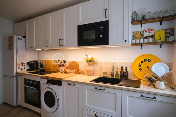 AIX-EN-PROVENCE – Entre Venelles et Puyricard, dans un environnement campagne particulièrement paisible, découvrez ce magnifique appartement de plain-pied 
entièrement rénové en 2023, niché au sein d’une petite copropriété confidentielle de seulement cinq logements bénéficiant d’une piscine.
Dès les premiers instants, l’atmosphère chaleureuse et les prestations soignées séduisent immédiatement. 
La pièce de vie, baignée de lumière et habillée d’un élégant parquet massif, accueille un espace salon - salle à manger convivial. La cuisine semi-ouverte, aménagée et équipée avec goût, s’intègre parfaitement à l’ensemble.
L’espace nuit se compose d’une belle chambre climatisée d’environ 15 m², agrémentée d’un revêtement en jonc de mer apportant une touche naturelle et raffinée. Un dressing ainsi qu’un espace supplémentaire pouvant faire office de bureau viennent compléter cet espace particulièrement confortable.
La salle d’eau, réalisée avec de superbes finitions en travertin, offre une ambiance à la fois élégante et contemporaine. Un WC indépendant complète l’ensemble.
À l’extérieur, un agréable jardin intimiste, soigneusement arboré et préservé des regards, permet de profiter pleinement des beaux jours. Un abri bois apporte une solution de rangement pratique, tandis qu’une dépendance indépendante d’environ 13 m² laisse libre cours à différents projets : atelier, pièce dédiée aux loisirs.
Deux places de stationnement privatives accompagnent ce bien aux prestations de qualité.
Ses atouts :
• Rénovation complète réalisée en 2023
• Aucun travaux à prévoir
• Climatisation
• Chauffe-eau thermodynamique
• Faibles charges de copropriété
• Piscine commune
• Excellente performance énergétique avec un DPE classé A
Un bien rare, mêlant charme, confort moderne et douceur de vivre, à seulement quelques minutes du centre historique d’Aix-en-Provence.