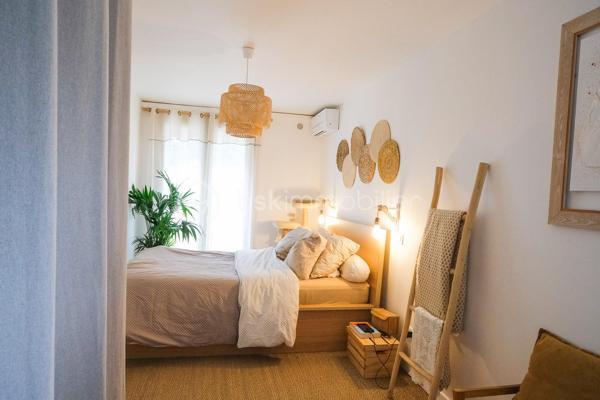 AIX-EN-PROVENCE – Entre Venelles et Puyricard, dans un environnement campagne particulièrement paisible, découvrez ce magnifique appartement de plain-pied 
entièrement rénové en 2023, niché au sein d’une petite copropriété confidentielle de seulement cinq logements bénéficiant d’une piscine.
Dès les premiers instants, l’atmosphère chaleureuse et les prestations soignées séduisent immédiatement. 
La pièce de vie, baignée de lumière et habillée d’un élégant parquet massif, accueille un espace salon - salle à manger convivial. La cuisine semi-ouverte, aménagée et équipée avec goût, s’intègre parfaitement à l’ensemble.
L’espace nuit se compose d’une belle chambre climatisée d’environ 15 m², agrémentée d’un revêtement en jonc de mer apportant une touche naturelle et raffinée. Un dressing ainsi qu’un espace supplémentaire pouvant faire office de bureau viennent compléter cet espace particulièrement confortable.
La salle d’eau, réalisée avec de superbes finitions en travertin, offre une ambiance à la fois élégante et contemporaine. Un WC indépendant complète l’ensemble.
À l’extérieur, un agréable jardin intimiste, soigneusement arboré et préservé des regards, permet de profiter pleinement des beaux jours. Un abri bois apporte une solution de rangement pratique, tandis qu’une dépendance indépendante d’environ 13 m² laisse libre cours à différents projets : atelier, pièce dédiée aux loisirs.
Deux places de stationnement privatives accompagnent ce bien aux prestations de qualité.
Ses atouts :
• Rénovation complète réalisée en 2023
• Aucun travaux à prévoir
• Climatisation
• Chauffe-eau thermodynamique
• Faibles charges de copropriété
• Piscine commune
• Excellente performance énergétique avec un DPE classé A
Un bien rare, mêlant charme, confort moderne et douceur de vivre, à seulement quelques minutes du centre historique d’Aix-en-Provence.