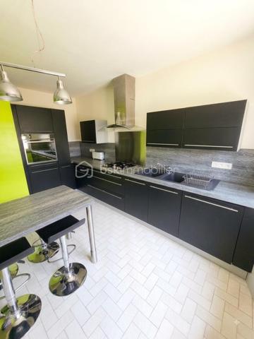 L'élégance de l'espace et le confort du centre-ville.
Situé en plein cœur de Langogne, découvrez ce superbe appartement de 135 m² niché au premier étage d'une petite copropriété de standing, parfaitement entretenue et sécurisée.
✨ Les points forts du bien :
Volumes généreux : avec ses 135 m², cet appartement offre une sensation d'espace rare en centre-ville. La disposition des pièces a été pensée pour maximiser le confort et la fluidité de circulation.
Luminosité naturelle : grâce à une orientation optimale, l’intérieur est baigné de lumière tout au long de la journée, valorisant de très belles pièces de vie.
Équipements et prestations : toiture refaite, menuiseries PVC en triple vitrage (isolation phonique et thermique performante), chauffage central au gaz de ville et raccordement à la fibre optique. Cet appartement très bien entretenu est prêt à vous accueillir, sans aucun travail à prévoir.
Agencement du bien :
Au premier niveau :
Un vaste séjour chaleureux de plus de 40 m², idéal pour recevoir.
Une cuisine indépendante et entièrement équipée de 13 m².
Un WC indépendant et de nombreux placards de rangement intégrés.
Au deuxième niveau :
Une suite parentale de plus de 30 m² comprenant douche et baignoire.
Une seconde chambre de 13 m².
Un bureau pouvant faire office de troisième chambre.
Une salle d'eau complémentaire.
Un second WC indépendant et des rangements optimisés.
Les diagnostics immobiliers sont en cours de réalisation et seront disponibles très prochainement.
Une opportunité rare où vous n'avez plus qu'à poser vos valises. Contactez-moi dès maintenant pour organiser une visite !