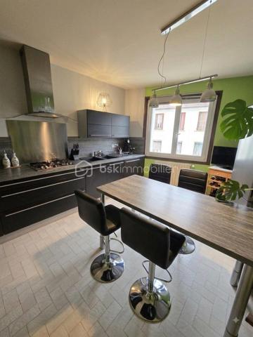 L'élégance de l'espace et le confort du centre-ville.
Situé en plein cœur de Langogne, découvrez ce superbe appartement de 135 m² niché au premier étage d'une petite copropriété de standing, parfaitement entretenue et sécurisée.
✨ Les points forts du bien :
Volumes généreux : avec ses 135 m², cet appartement offre une sensation d'espace rare en centre-ville. La disposition des pièces a été pensée pour maximiser le confort et la fluidité de circulation.
Luminosité naturelle : grâce à une orientation optimale, l’intérieur est baigné de lumière tout au long de la journée, valorisant de très belles pièces de vie.
Équipements et prestations : toiture refaite, menuiseries PVC en triple vitrage (isolation phonique et thermique performante), chauffage central au gaz de ville et raccordement à la fibre optique. Cet appartement très bien entretenu est prêt à vous accueillir, sans aucun travail à prévoir.
Agencement du bien :
Au premier niveau :
Un vaste séjour chaleureux de plus de 40 m², idéal pour recevoir.
Une cuisine indépendante et entièrement équipée de 13 m².
Un WC indépendant et de nombreux placards de rangement intégrés.
Au deuxième niveau :
Une suite parentale de plus de 30 m² comprenant douche et baignoire.
Une seconde chambre de 13 m².
Un bureau pouvant faire office de troisième chambre.
Une salle d'eau complémentaire.
Un second WC indépendant et des rangements optimisés.
Les diagnostics immobiliers sont en cours de réalisation et seront disponibles très prochainement.
Une opportunité rare où vous n'avez plus qu'à poser vos valises. Contactez-moi dès maintenant pour organiser une visite !