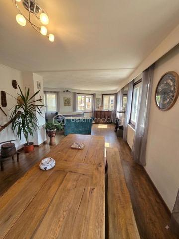 L'élégance de l'espace et le confort du centre-ville.
Situé en plein cœur de Langogne, découvrez ce superbe appartement de 135 m² niché au premier étage d'une petite copropriété de standing, parfaitement entretenue et sécurisée.
✨ Les points forts du bien :
Volumes généreux : avec ses 135 m², cet appartement offre une sensation d'espace rare en centre-ville. La disposition des pièces a été pensée pour maximiser le confort et la fluidité de circulation.
Luminosité naturelle : grâce à une orientation optimale, l’intérieur est baigné de lumière tout au long de la journée, valorisant de très belles pièces de vie.
Équipements et prestations : toiture refaite, menuiseries PVC en triple vitrage (isolation phonique et thermique performante), chauffage central au gaz de ville et raccordement à la fibre optique. Cet appartement très bien entretenu est prêt à vous accueillir, sans aucun travail à prévoir.
Agencement du bien :
Au premier niveau :
Un vaste séjour chaleureux de plus de 40 m², idéal pour recevoir.
Une cuisine indépendante et entièrement équipée de 13 m².
Un WC indépendant et de nombreux placards de rangement intégrés.
Au deuxième niveau :
Une suite parentale de plus de 30 m² comprenant douche et baignoire.
Une seconde chambre de 13 m².
Un bureau pouvant faire office de troisième chambre.
Une salle d'eau complémentaire.
Un second WC indépendant et des rangements optimisés.
Les diagnostics immobiliers sont en cours de réalisation et seront disponibles très prochainement.
Une opportunité rare où vous n'avez plus qu'à poser vos valises. Contactez-moi dès maintenant pour organiser une visite !