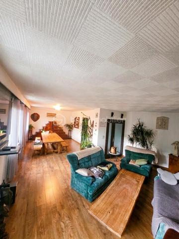 L'élégance de l'espace et le confort du centre-ville.
Situé en plein cœur de Langogne, découvrez ce superbe appartement de 135 m² niché au premier étage d'une petite copropriété de standing, parfaitement entretenue et sécurisée.
✨ Les points forts du bien :
Volumes généreux : avec ses 135 m², cet appartement offre une sensation d'espace rare en centre-ville. La disposition des pièces a été pensée pour maximiser le confort et la fluidité de circulation.
Luminosité naturelle : grâce à une orientation optimale, l’intérieur est baigné de lumière tout au long de la journée, valorisant de très belles pièces de vie.
Équipements et prestations : toiture refaite, menuiseries PVC en triple vitrage (isolation phonique et thermique performante), chauffage central au gaz de ville et raccordement à la fibre optique. Cet appartement très bien entretenu est prêt à vous accueillir, sans aucun travail à prévoir.
Agencement du bien :
Au premier niveau :
Un vaste séjour chaleureux de plus de 40 m², idéal pour recevoir.
Une cuisine indépendante et entièrement équipée de 13 m².
Un WC indépendant et de nombreux placards de rangement intégrés.
Au deuxième niveau :
Une suite parentale de plus de 30 m² comprenant douche et baignoire.
Une seconde chambre de 13 m².
Un bureau pouvant faire office de troisième chambre.
Une salle d'eau complémentaire.
Un second WC indépendant et des rangements optimisés.
Les diagnostics immobiliers sont en cours de réalisation et seront disponibles très prochainement.
Une opportunité rare où vous n'avez plus qu'à poser vos valises. Contactez-moi dès maintenant pour organiser une visite !