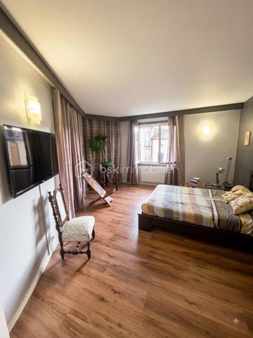 L'élégance de l'espace et le confort du centre-ville.
Situé en plein cœur de Langogne, découvrez ce superbe appartement de 135 m² niché au premier étage d'une petite copropriété de standing, parfaitement entretenue et sécurisée.
✨ Les points forts du bien :
Volumes généreux : avec ses 135 m², cet appartement offre une sensation d'espace rare en centre-ville. La disposition des pièces a été pensée pour maximiser le confort et la fluidité de circulation.
Luminosité naturelle : grâce à une orientation optimale, l’intérieur est baigné de lumière tout au long de la journée, valorisant de très belles pièces de vie.
Équipements et prestations : toiture refaite, menuiseries PVC en triple vitrage (isolation phonique et thermique performante), chauffage central au gaz de ville et raccordement à la fibre optique. Cet appartement très bien entretenu est prêt à vous accueillir, sans aucun travail à prévoir.
Agencement du bien :
Au premier niveau :
Un vaste séjour chaleureux de plus de 40 m², idéal pour recevoir.
Une cuisine indépendante et entièrement équipée de 13 m².
Un WC indépendant et de nombreux placards de rangement intégrés.
Au deuxième niveau :
Une suite parentale de plus de 30 m² comprenant douche et baignoire.
Une seconde chambre de 13 m².
Un bureau pouvant faire office de troisième chambre.
Une salle d'eau complémentaire.
Un second WC indépendant et des rangements optimisés.
Les diagnostics immobiliers sont en cours de réalisation et seront disponibles très prochainement.
Une opportunité rare où vous n'avez plus qu'à poser vos valises. Contactez-moi dès maintenant pour organiser une visite !