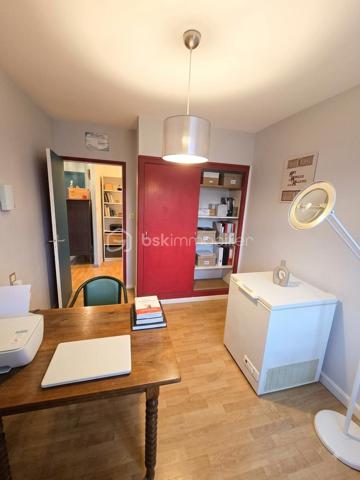 L'élégance de l'espace et le confort du centre-ville.
Situé en plein cœur de Langogne, découvrez ce superbe appartement de 135 m² niché au premier étage d'une petite copropriété de standing, parfaitement entretenue et sécurisée.
✨ Les points forts du bien :
Volumes généreux : avec ses 135 m², cet appartement offre une sensation d'espace rare en centre-ville. La disposition des pièces a été pensée pour maximiser le confort et la fluidité de circulation.
Luminosité naturelle : grâce à une orientation optimale, l’intérieur est baigné de lumière tout au long de la journée, valorisant de très belles pièces de vie.
Équipements et prestations : toiture refaite, menuiseries PVC en triple vitrage (isolation phonique et thermique performante), chauffage central au gaz de ville et raccordement à la fibre optique. Cet appartement très bien entretenu est prêt à vous accueillir, sans aucun travail à prévoir.
Agencement du bien :
Au premier niveau :
Un vaste séjour chaleureux de plus de 40 m², idéal pour recevoir.
Une cuisine indépendante et entièrement équipée de 13 m².
Un WC indépendant et de nombreux placards de rangement intégrés.
Au deuxième niveau :
Une suite parentale de plus de 30 m² comprenant douche et baignoire.
Une seconde chambre de 13 m².
Un bureau pouvant faire office de troisième chambre.
Une salle d'eau complémentaire.
Un second WC indépendant et des rangements optimisés.
Les diagnostics immobiliers sont en cours de réalisation et seront disponibles très prochainement.
Une opportunité rare où vous n'avez plus qu'à poser vos valises. Contactez-moi dès maintenant pour organiser une visite !