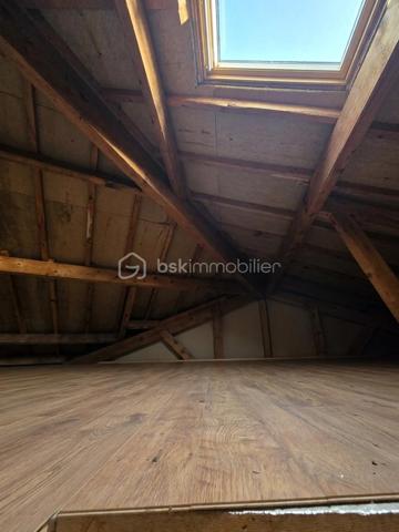 L'élégance de l'espace et le confort du centre-ville.
Situé en plein cœur de Langogne, découvrez ce superbe appartement de 135 m² niché au premier étage d'une petite copropriété de standing, parfaitement entretenue et sécurisée.
✨ Les points forts du bien :
Volumes généreux : avec ses 135 m², cet appartement offre une sensation d'espace rare en centre-ville. La disposition des pièces a été pensée pour maximiser le confort et la fluidité de circulation.
Luminosité naturelle : grâce à une orientation optimale, l’intérieur est baigné de lumière tout au long de la journée, valorisant de très belles pièces de vie.
Équipements et prestations : toiture refaite, menuiseries PVC en triple vitrage (isolation phonique et thermique performante), chauffage central au gaz de ville et raccordement à la fibre optique. Cet appartement très bien entretenu est prêt à vous accueillir, sans aucun travail à prévoir.
Agencement du bien :
Au premier niveau :
Un vaste séjour chaleureux de plus de 40 m², idéal pour recevoir.
Une cuisine indépendante et entièrement équipée de 13 m².
Un WC indépendant et de nombreux placards de rangement intégrés.
Au deuxième niveau :
Une suite parentale de plus de 30 m² comprenant douche et baignoire.
Une seconde chambre de 13 m².
Un bureau pouvant faire office de troisième chambre.
Une salle d'eau complémentaire.
Un second WC indépendant et des rangements optimisés.
Les diagnostics immobiliers sont en cours de réalisation et seront disponibles très prochainement.
Une opportunité rare où vous n'avez plus qu'à poser vos valises. Contactez-moi dès maintenant pour organiser une visite !