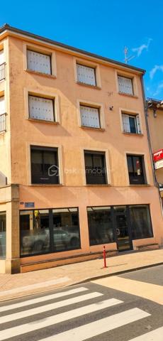 L'élégance de l'espace et le confort du centre-ville.
Situé en plein cœur de Langogne, découvrez ce superbe appartement de 135 m² niché au premier étage d'une petite copropriété de standing, parfaitement entretenue et sécurisée.
✨ Les points forts du bien :
Volumes généreux : avec ses 135 m², cet appartement offre une sensation d'espace rare en centre-ville. La disposition des pièces a été pensée pour maximiser le confort et la fluidité de circulation.
Luminosité naturelle : grâce à une orientation optimale, l’intérieur est baigné de lumière tout au long de la journée, valorisant de très belles pièces de vie.
Équipements et prestations : toiture refaite, menuiseries PVC en triple vitrage (isolation phonique et thermique performante), chauffage central au gaz de ville et raccordement à la fibre optique. Cet appartement très bien entretenu est prêt à vous accueillir, sans aucun travail à prévoir.
Agencement du bien :
Au premier niveau :
Un vaste séjour chaleureux de plus de 40 m², idéal pour recevoir.
Une cuisine indépendante et entièrement équipée de 13 m².
Un WC indépendant et de nombreux placards de rangement intégrés.
Au deuxième niveau :
Une suite parentale de plus de 30 m² comprenant douche et baignoire.
Une seconde chambre de 13 m².
Un bureau pouvant faire office de troisième chambre.
Une salle d'eau complémentaire.
Un second WC indépendant et des rangements optimisés.
Les diagnostics immobiliers sont en cours de réalisation et seront disponibles très prochainement.
Une opportunité rare où vous n'avez plus qu'à poser vos valises. Contactez-moi dès maintenant pour organiser une visite !