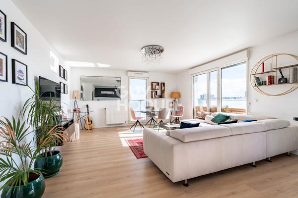 APPARTEMENT 4 PIECES PROCHE METRO AVEC PARKING ET TERRASSE