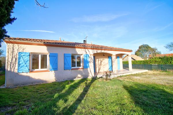 ESTILLAC - Maison de plain-pied de 92m² avec 3 chambres, garage et jardin.