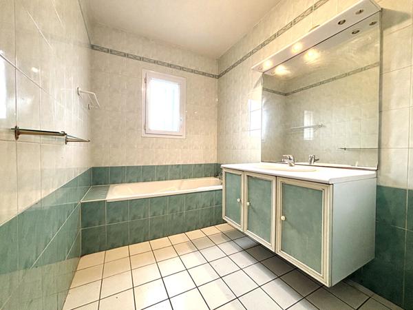 ESTILLAC - Maison de plain-pied de 92m² avec 3 chambres, garage et jardin.