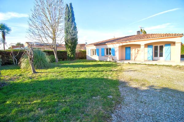 ESTILLAC - Maison de plain-pied de 92m² avec 3 chambres, garage et jardin.