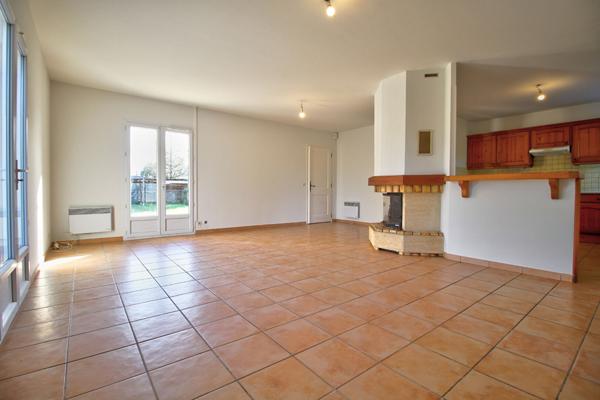 ESTILLAC - Maison de plain-pied de 92m² avec 3 chambres, garage et jardin.