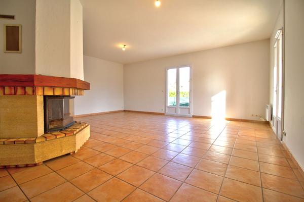 ESTILLAC - Maison de plain-pied de 92m² avec 3 chambres, garage et jardin.