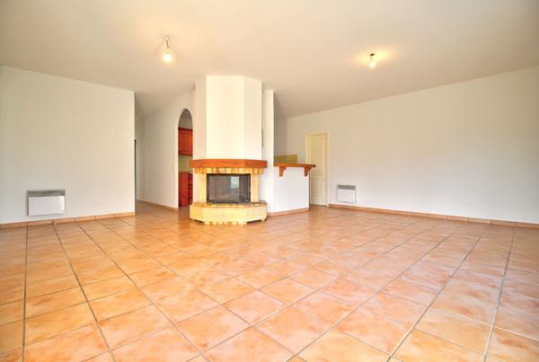ESTILLAC - Maison de plain-pied de 92m² avec 3 chambres, garage et jardin.