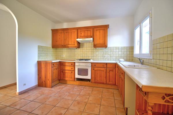 ESTILLAC - Maison de plain-pied de 92m² avec 3 chambres, garage et jardin.