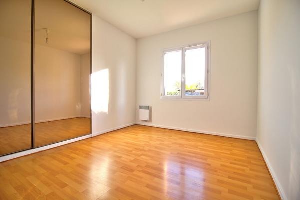 ESTILLAC - Maison de plain-pied de 92m² avec 3 chambres, garage et jardin.