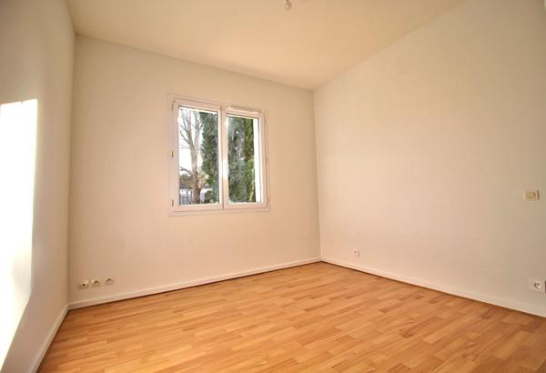 ESTILLAC - Maison de plain-pied de 92m² avec 3 chambres, garage et jardin.