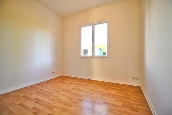 ESTILLAC - Maison de plain-pied de 92m² avec 3 chambres, garage et jardin.