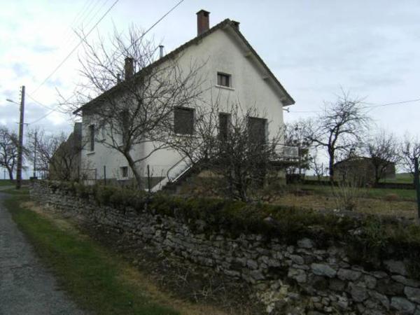 Pavillon élevé sur sous-sol de deux chambres avec jardin.