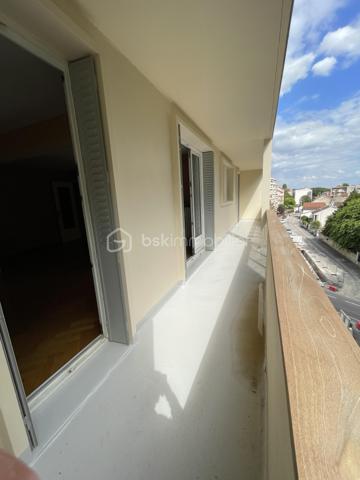 En exclusivité : Idéalement situé à proximité immédiate du centre-ville de Saint-Dizier, au sein de la résidence Jean Jaurès, cet appartement de 55 m² vous séduira par sa luminosité grâce à sa belle exposition Sud. Il se compose de deux pièces dont une chambre, une salle de bains, et bénéficie d'un balcon idéal pour profiter des beaux jours.
Situé au 4ème et dernier étage, l'appartement est desservi par un ascenseur, un vrai confort au quotidien. Il dispose également d'une cave et d'un système de digicode/interphone pour votre tranquillité. Le double vitrage participe au confort acoustique et thermique du logement, chauffé au gaz collectif.
L'emplacement est un véritable atout: vous serez à deux pas des transports en bus, de la gare SNCF, des commerces de proximité, ainsi que des écoles primaires, collège et lycée. Un parc et des espaces verts se trouvent également à proximité, tout comme un hôpital et plusieurs cabinets médicaux. Le quartier, calme et résidentiel, offre un cadre de vie agréable au quotidien.
Ce bien, actuellement en état moyen, nécessite quelques travaux de rafraîchissement et représente ainsi une belle opportunité pour les acquéreurs souhaitant personnaliser leur intérieur selon leurs goûts, avec un potentiel de valorisation intéressant.
Un appartement au positionnement idéal, entre commodités et calme résidentiel, à découvrir sans tarder. N'hésitez pas à nous contacter pour organiser une visite.