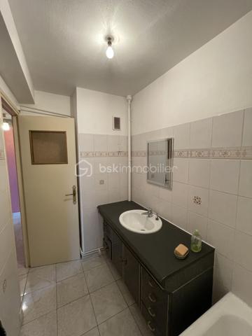 En exclusivité : Idéalement situé à proximité immédiate du centre-ville de Saint-Dizier, au sein de la résidence Jean Jaurès, cet appartement de 55 m² vous séduira par sa luminosité grâce à sa belle exposition Sud. Il se compose de deux pièces dont une chambre, une salle de bains, et bénéficie d'un balcon idéal pour profiter des beaux jours.
Situé au 4ème et dernier étage, l'appartement est desservi par un ascenseur, un vrai confort au quotidien. Il dispose également d'une cave et d'un système de digicode/interphone pour votre tranquillité. Le double vitrage participe au confort acoustique et thermique du logement, chauffé au gaz collectif.
L'emplacement est un véritable atout: vous serez à deux pas des transports en bus, de la gare SNCF, des commerces de proximité, ainsi que des écoles primaires, collège et lycée. Un parc et des espaces verts se trouvent également à proximité, tout comme un hôpital et plusieurs cabinets médicaux. Le quartier, calme et résidentiel, offre un cadre de vie agréable au quotidien.
Ce bien, actuellement en état moyen, nécessite quelques travaux de rafraîchissement et représente ainsi une belle opportunité pour les acquéreurs souhaitant personnaliser leur intérieur selon leurs goûts, avec un potentiel de valorisation intéressant.
Un appartement au positionnement idéal, entre commodités et calme résidentiel, à découvrir sans tarder. N'hésitez pas à nous contacter pour organiser une visite.