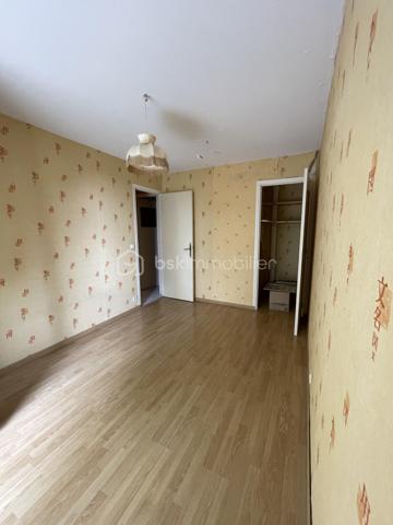 En exclusivité : Idéalement situé à proximité immédiate du centre-ville de Saint-Dizier, au sein de la résidence Jean Jaurès, cet appartement de 55 m² vous séduira par sa luminosité grâce à sa belle exposition Sud. Il se compose de deux pièces dont une chambre, une salle de bains, et bénéficie d'un balcon idéal pour profiter des beaux jours.
Situé au 4ème et dernier étage, l'appartement est desservi par un ascenseur, un vrai confort au quotidien. Il dispose également d'une cave et d'un système de digicode/interphone pour votre tranquillité. Le double vitrage participe au confort acoustique et thermique du logement, chauffé au gaz collectif.
L'emplacement est un véritable atout: vous serez à deux pas des transports en bus, de la gare SNCF, des commerces de proximité, ainsi que des écoles primaires, collège et lycée. Un parc et des espaces verts se trouvent également à proximité, tout comme un hôpital et plusieurs cabinets médicaux. Le quartier, calme et résidentiel, offre un cadre de vie agréable au quotidien.
Ce bien, actuellement en état moyen, nécessite quelques travaux de rafraîchissement et représente ainsi une belle opportunité pour les acquéreurs souhaitant personnaliser leur intérieur selon leurs goûts, avec un potentiel de valorisation intéressant.
Un appartement au positionnement idéal, entre commodités et calme résidentiel, à découvrir sans tarder. N'hésitez pas à nous contacter pour organiser une visite.