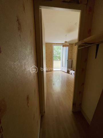 En exclusivité : Idéalement situé à proximité immédiate du centre-ville de Saint-Dizier, au sein de la résidence Jean Jaurès, cet appartement de 55 m² vous séduira par sa luminosité grâce à sa belle exposition Sud. Il se compose de deux pièces dont une chambre, une salle de bains, et bénéficie d'un balcon idéal pour profiter des beaux jours.
Situé au 4ème et dernier étage, l'appartement est desservi par un ascenseur, un vrai confort au quotidien. Il dispose également d'une cave et d'un système de digicode/interphone pour votre tranquillité. Le double vitrage participe au confort acoustique et thermique du logement, chauffé au gaz collectif.
L'emplacement est un véritable atout: vous serez à deux pas des transports en bus, de la gare SNCF, des commerces de proximité, ainsi que des écoles primaires, collège et lycée. Un parc et des espaces verts se trouvent également à proximité, tout comme un hôpital et plusieurs cabinets médicaux. Le quartier, calme et résidentiel, offre un cadre de vie agréable au quotidien.
Ce bien, actuellement en état moyen, nécessite quelques travaux de rafraîchissement et représente ainsi une belle opportunité pour les acquéreurs souhaitant personnaliser leur intérieur selon leurs goûts, avec un potentiel de valorisation intéressant.
Un appartement au positionnement idéal, entre commodités et calme résidentiel, à découvrir sans tarder. N'hésitez pas à nous contacter pour organiser une visite.
