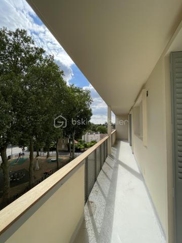 En exclusivité : Idéalement situé à proximité immédiate du centre-ville de Saint-Dizier, au sein de la résidence Jean Jaurès, cet appartement de 55 m² vous séduira par sa luminosité grâce à sa belle exposition Sud. Il se compose de deux pièces dont une chambre, une salle de bains, et bénéficie d'un balcon idéal pour profiter des beaux jours.
Situé au 4ème et dernier étage, l'appartement est desservi par un ascenseur, un vrai confort au quotidien. Il dispose également d'une cave et d'un système de digicode/interphone pour votre tranquillité. Le double vitrage participe au confort acoustique et thermique du logement, chauffé au gaz collectif.
L'emplacement est un véritable atout: vous serez à deux pas des transports en bus, de la gare SNCF, des commerces de proximité, ainsi que des écoles primaires, collège et lycée. Un parc et des espaces verts se trouvent également à proximité, tout comme un hôpital et plusieurs cabinets médicaux. Le quartier, calme et résidentiel, offre un cadre de vie agréable au quotidien.
Ce bien, actuellement en état moyen, nécessite quelques travaux de rafraîchissement et représente ainsi une belle opportunité pour les acquéreurs souhaitant personnaliser leur intérieur selon leurs goûts, avec un potentiel de valorisation intéressant.
Un appartement au positionnement idéal, entre commodités et calme résidentiel, à découvrir sans tarder. N'hésitez pas à nous contacter pour organiser une visite.