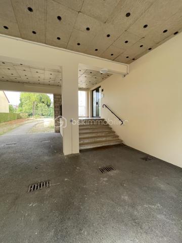 En exclusivité : Idéalement situé à proximité immédiate du centre-ville de Saint-Dizier, au sein de la résidence Jean Jaurès, cet appartement de 55 m² vous séduira par sa luminosité grâce à sa belle exposition Sud. Il se compose de deux pièces dont une chambre, une salle de bains, et bénéficie d'un balcon idéal pour profiter des beaux jours.
Situé au 4ème et dernier étage, l'appartement est desservi par un ascenseur, un vrai confort au quotidien. Il dispose également d'une cave et d'un système de digicode/interphone pour votre tranquillité. Le double vitrage participe au confort acoustique et thermique du logement, chauffé au gaz collectif.
L'emplacement est un véritable atout: vous serez à deux pas des transports en bus, de la gare SNCF, des commerces de proximité, ainsi que des écoles primaires, collège et lycée. Un parc et des espaces verts se trouvent également à proximité, tout comme un hôpital et plusieurs cabinets médicaux. Le quartier, calme et résidentiel, offre un cadre de vie agréable au quotidien.
Ce bien, actuellement en état moyen, nécessite quelques travaux de rafraîchissement et représente ainsi une belle opportunité pour les acquéreurs souhaitant personnaliser leur intérieur selon leurs goûts, avec un potentiel de valorisation intéressant.
Un appartement au positionnement idéal, entre commodités et calme résidentiel, à découvrir sans tarder. N'hésitez pas à nous contacter pour organiser une visite.
