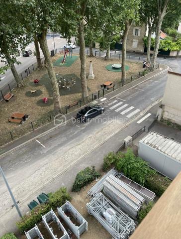 En exclusivité : Idéalement situé à proximité immédiate du centre-ville de Saint-Dizier, au sein de la résidence Jean Jaurès, cet appartement de 55 m² vous séduira par sa luminosité grâce à sa belle exposition Sud. Il se compose de deux pièces dont une chambre, une salle de bains, et bénéficie d'un balcon idéal pour profiter des beaux jours.
Situé au 4ème et dernier étage, l'appartement est desservi par un ascenseur, un vrai confort au quotidien. Il dispose également d'une cave et d'un système de digicode/interphone pour votre tranquillité. Le double vitrage participe au confort acoustique et thermique du logement, chauffé au gaz collectif.
L'emplacement est un véritable atout: vous serez à deux pas des transports en bus, de la gare SNCF, des commerces de proximité, ainsi que des écoles primaires, collège et lycée. Un parc et des espaces verts se trouvent également à proximité, tout comme un hôpital et plusieurs cabinets médicaux. Le quartier, calme et résidentiel, offre un cadre de vie agréable au quotidien.
Ce bien, actuellement en état moyen, nécessite quelques travaux de rafraîchissement et représente ainsi une belle opportunité pour les acquéreurs souhaitant personnaliser leur intérieur selon leurs goûts, avec un potentiel de valorisation intéressant.
Un appartement au positionnement idéal, entre commodités et calme résidentiel, à découvrir sans tarder. N'hésitez pas à nous contacter pour organiser une visite.
