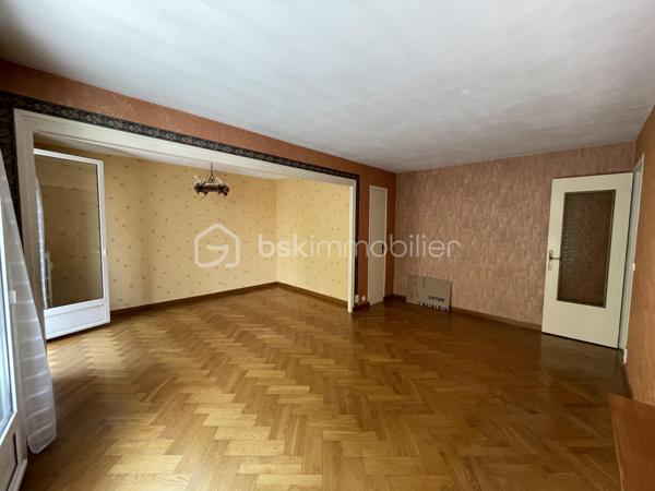 En exclusivité : Idéalement situé à proximité immédiate du centre-ville de Saint-Dizier, au sein de la résidence Jean Jaurès, cet appartement de 55 m² vous séduira par sa luminosité grâce à sa belle exposition Sud. Il se compose de deux pièces dont une chambre, une salle de bains, et bénéficie d'un balcon idéal pour profiter des beaux jours.
Situé au 4ème et dernier étage, l'appartement est desservi par un ascenseur, un vrai confort au quotidien. Il dispose également d'une cave et d'un système de digicode/interphone pour votre tranquillité. Le double vitrage participe au confort acoustique et thermique du logement, chauffé au gaz collectif.
L'emplacement est un véritable atout: vous serez à deux pas des transports en bus, de la gare SNCF, des commerces de proximité, ainsi que des écoles primaires, collège et lycée. Un parc et des espaces verts se trouvent également à proximité, tout comme un hôpital et plusieurs cabinets médicaux. Le quartier, calme et résidentiel, offre un cadre de vie agréable au quotidien.
Ce bien, actuellement en état moyen, nécessite quelques travaux de rafraîchissement et représente ainsi une belle opportunité pour les acquéreurs souhaitant personnaliser leur intérieur selon leurs goûts, avec un potentiel de valorisation intéressant.
Un appartement au positionnement idéal, entre commodités et calme résidentiel, à découvrir sans tarder. N'hésitez pas à nous contacter pour organiser une visite.