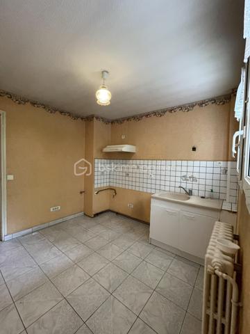 En exclusivité : Idéalement situé à proximité immédiate du centre-ville de Saint-Dizier, au sein de la résidence Jean Jaurès, cet appartement de 55 m² vous séduira par sa luminosité grâce à sa belle exposition Sud. Il se compose de deux pièces dont une chambre, une salle de bains, et bénéficie d'un balcon idéal pour profiter des beaux jours.
Situé au 4ème et dernier étage, l'appartement est desservi par un ascenseur, un vrai confort au quotidien. Il dispose également d'une cave et d'un système de digicode/interphone pour votre tranquillité. Le double vitrage participe au confort acoustique et thermique du logement, chauffé au gaz collectif.
L'emplacement est un véritable atout: vous serez à deux pas des transports en bus, de la gare SNCF, des commerces de proximité, ainsi que des écoles primaires, collège et lycée. Un parc et des espaces verts se trouvent également à proximité, tout comme un hôpital et plusieurs cabinets médicaux. Le quartier, calme et résidentiel, offre un cadre de vie agréable au quotidien.
Ce bien, actuellement en état moyen, nécessite quelques travaux de rafraîchissement et représente ainsi une belle opportunité pour les acquéreurs souhaitant personnaliser leur intérieur selon leurs goûts, avec un potentiel de valorisation intéressant.
Un appartement au positionnement idéal, entre commodités et calme résidentiel, à découvrir sans tarder. N'hésitez pas à nous contacter pour organiser une visite.