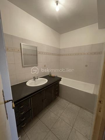 En exclusivité : Idéalement situé à proximité immédiate du centre-ville de Saint-Dizier, au sein de la résidence Jean Jaurès, cet appartement de 55 m² vous séduira par sa luminosité grâce à sa belle exposition Sud. Il se compose de deux pièces dont une chambre, une salle de bains, et bénéficie d'un balcon idéal pour profiter des beaux jours.
Situé au 4ème et dernier étage, l'appartement est desservi par un ascenseur, un vrai confort au quotidien. Il dispose également d'une cave et d'un système de digicode/interphone pour votre tranquillité. Le double vitrage participe au confort acoustique et thermique du logement, chauffé au gaz collectif.
L'emplacement est un véritable atout: vous serez à deux pas des transports en bus, de la gare SNCF, des commerces de proximité, ainsi que des écoles primaires, collège et lycée. Un parc et des espaces verts se trouvent également à proximité, tout comme un hôpital et plusieurs cabinets médicaux. Le quartier, calme et résidentiel, offre un cadre de vie agréable au quotidien.
Ce bien, actuellement en état moyen, nécessite quelques travaux de rafraîchissement et représente ainsi une belle opportunité pour les acquéreurs souhaitant personnaliser leur intérieur selon leurs goûts, avec un potentiel de valorisation intéressant.
Un appartement au positionnement idéal, entre commodités et calme résidentiel, à découvrir sans tarder. N'hésitez pas à nous contacter pour organiser une visite.