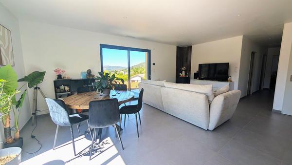 Maison contemporaine de plain-pied 114 m²