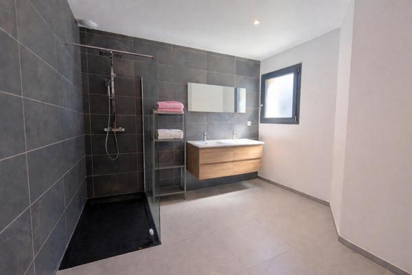 Maison contemporaine de plain-pied 114 m²