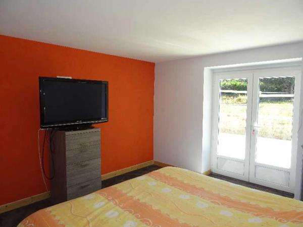 A COUZEIX MAGNIFIQUE LONGERE REFAITE A NEUF DE 364 M² HABITABLES AVEC PISCINE SANS VIS A VIS 5 CHAMBRES ETC...