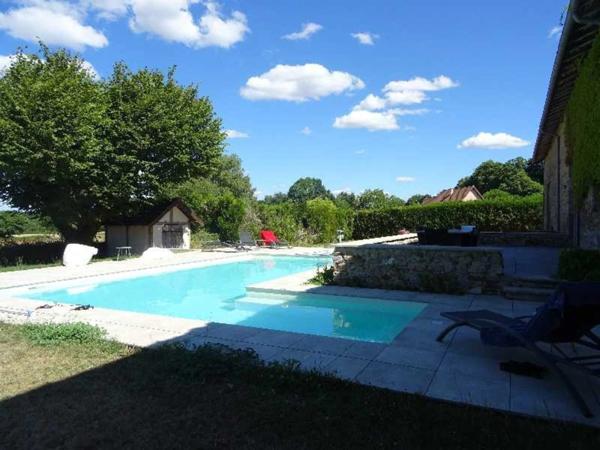 A COUZEIX MAGNIFIQUE LONGERE REFAITE A NEUF DE 364 M² HABITABLES AVEC PISCINE SANS VIS A VIS 5 CHAMBRES ETC...