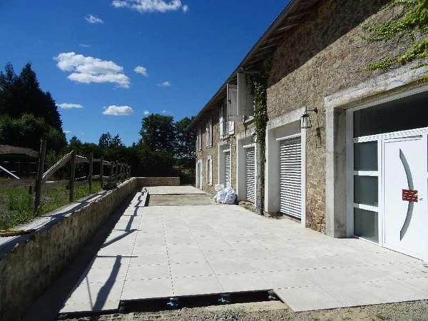 A COUZEIX MAGNIFIQUE LONGERE REFAITE A NEUF DE 364 M² HABITABLES AVEC PISCINE SANS VIS A VIS 5 CHAMBRES ETC...