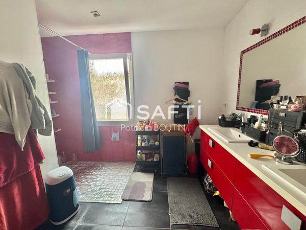 PAVILLON PLAIN PIED 3 CHAMBRES UN BUREAU ET GARAGE A LA CRECHE !