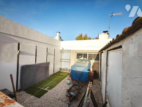 Arles, secteur Barriol maison de plain pied de 90m² comprenant: entrée, séjour, cuisine, 3 cham...